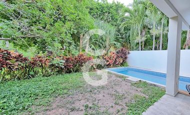 Casa en venta en Cancún en Residencial Lagos del sol con Alberca y Jardín