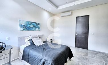 Casa en venta en Cancún en Residencial Lagos del sol con Alberca y Jardín
