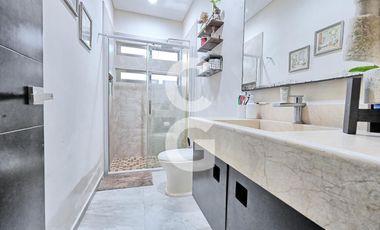 Casa en venta en Cancún en Residencial Lagos del sol con Alberca y Jardín