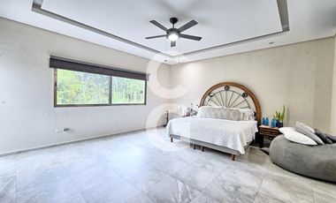 Casa en venta en Cancún en Residencial Lagos del sol con Alberca y Jardín
