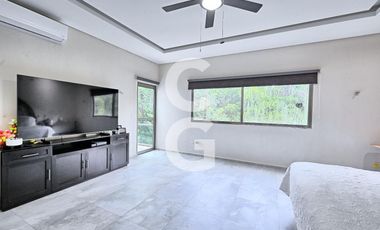 Casa en venta en Cancún en Residencial Lagos del sol con Alberca y Jardín