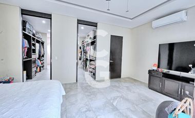 Casa en venta en Cancún en Residencial Lagos del sol con Alberca y Jardín