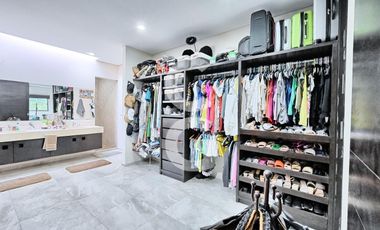 Casa en venta en Cancún en Residencial Lagos del sol con Alberca y Jardín