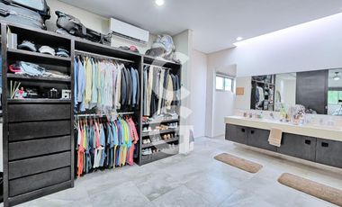 Casa en venta en Cancún en Residencial Lagos del sol con Alberca y Jardín