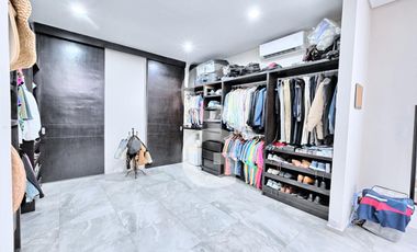 Casa en venta en Cancún en Residencial Lagos del sol con Alberca y Jardín