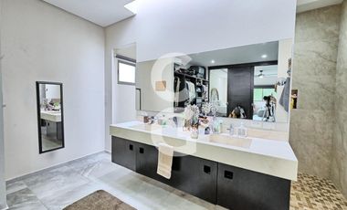 Casa en venta en Cancún en Residencial Lagos del sol con Alberca y Jardín