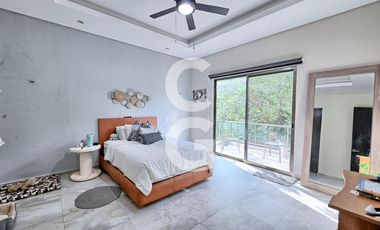Casa en venta en Cancún en Residencial Lagos del sol con Alberca y Jardín