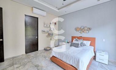 Casa en venta en Cancún en Residencial Lagos del sol con Alberca y Jardín
