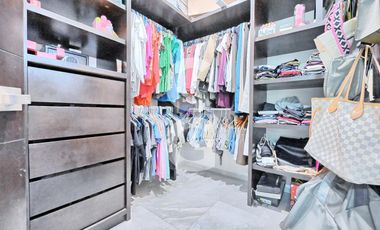 Casa en venta en Cancún en Residencial Lagos del sol con Alberca y Jardín