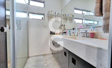 Casa en venta en Cancún en Residencial Lagos del sol con Alberca y Jardín