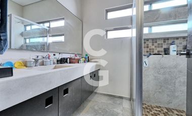 Casa en venta en Cancún en Residencial Lagos del sol con Alberca y Jardín