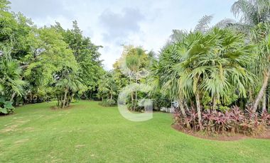 Casa en venta en Cancún en Residencial Lagos del sol con Alberca y Jardín