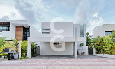 Casa en venta en Cancún en Residencial Lagos del sol con Alberca y Jardín