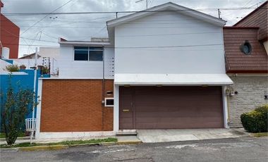 CASA EN VENTA EN RESIDENCIAL ESMERALDA, A UNA CUADRA DEL COLEGIO AMERICANO Y DE BLVD ATLIXCO, 4 RECÁMARAS, PUEBLA