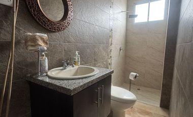 Se alquila local comercial en planta alta en Kennedy.(JP)