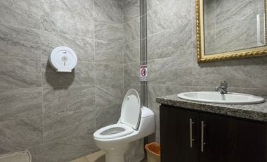 Se alquila local comercial en planta alta en Kennedy.(JP)