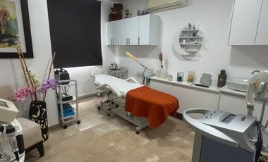 Se alquila local comercial en planta alta en Kennedy.(JP)