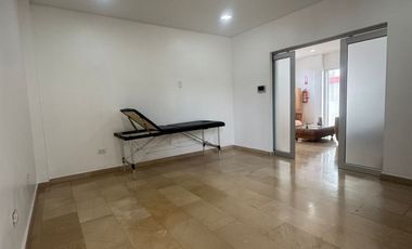 Se alquila local comercial en planta alta en Kennedy.(JP)