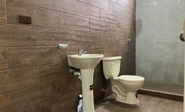 Departamento céntrico en alquiler en Machala – incluye aire acondicionado y agua, ideal para profesionales o parejas