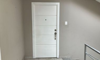 Departamento céntrico en alquiler en Machala – incluye aire acondicionado y agua, ideal para profesionales o parejas