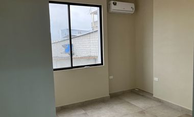 Departamento céntrico en alquiler en Machala – incluye aire acondicionado y agua, ideal para profesionales o parejas