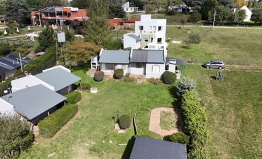 Complejo de 4 Cabañas Barrio Golf y dos lotes lindantes.