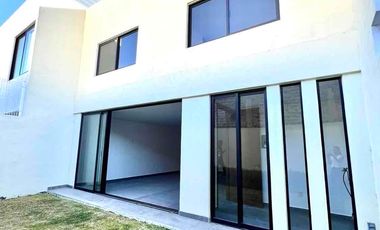 CASA NUEVA EN ZONA BOSQUES DE SANTA ANITA, DENTRO DE COTO FRENTE A ÁREA VERDE