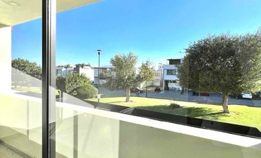 CASA NUEVA EN ZONA BOSQUES DE SANTA ANITA, DENTRO DE COTO FRENTE A ÁREA VERDE