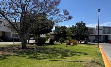 CASA NUEVA EN ZONA BOSQUES DE SANTA ANITA, DENTRO DE COTO FRENTE A ÁREA VERDE
