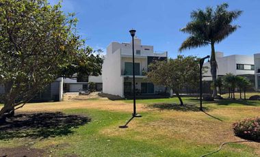 CASA NUEVA EN ZONA BOSQUES DE SANTA ANITA, DENTRO DE COTO FRENTE A ÁREA VERDE