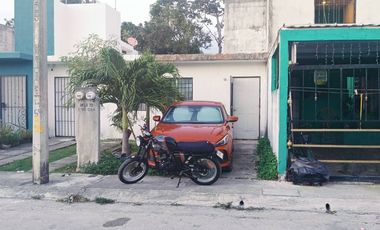 SE VENDE CASA CON ALBERCA, EN VILLAS LA PLAYA EN PUERTO MORELOS.