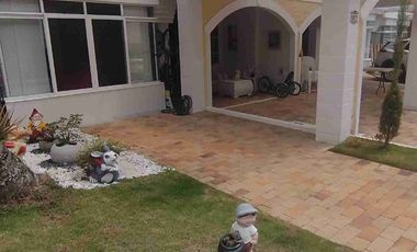 Bonita Casa en Condominio Club
