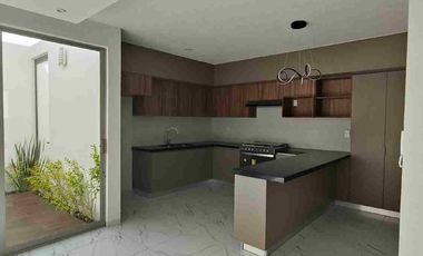 Venta de Casas de tres recámaras en Fraccionamiento con acceso controlado 24/7  en Altozano a cinco minutos de plaza paseo Altozano en Morelia Michoacán.