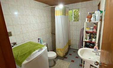 CASA EN TERRENO 440 M² - 2 PISOS, 5D3B - LAS BANDURRIAS - PIRQUE (Cód.124)