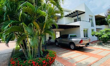 CASA ESQUINERA EN SANTORINI I