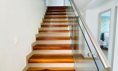 CASA ESQUINERA EN SANTORINI I