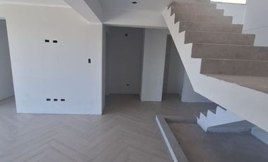 VENDO HERMOSO DUPLEX, EN SACACHACA, CERCA AL COLEGIO MAX UHLE, NO PAGAS ALCABALA,CON 3 DORMITORIOS, 4 BAÑOS, COCHERA Y ASENSOR DIRECTO DUPLE