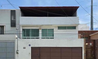 Se vende Bodega en Jardines del Bosque