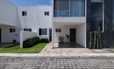 SE RENTA CASA DENTRO DE FRACCIONAMIENTO YAQUI, A 3 MINUTOS DE PLAZA SAN DIEGO, PUEBLA