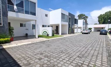 SE RENTA CASA DENTRO DE FRACCIONAMIENTO YAQUI, A 3 MINUTOS DE PLAZA SAN DIEGO, PUEBLA