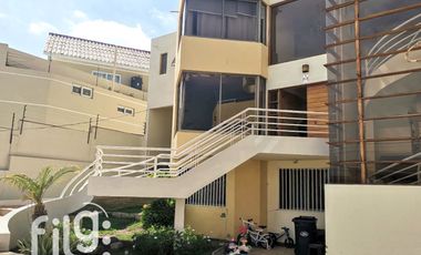 Venta Casa de 3 Niveles con Piscina, Quincho y Sala de Cine – Jardines del Sur