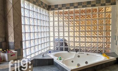 Venta Casa de 3 Niveles con Piscina, Quincho y Sala de Cine – Jardines del Sur