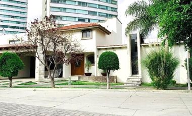 Casa en Renta en Fraccionamiento Puerta Paraíso Vía Atlixcayotl Angelópolis