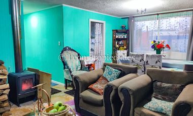 Leon Propiedades vende sitio con 4 casas, en Curacaví centro.