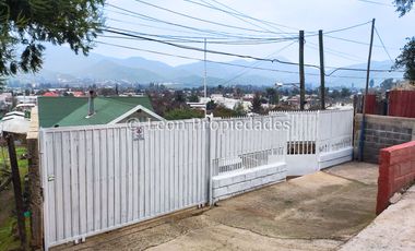 Leon Propiedades vende sitio con 4 casas, en Curacaví centro.