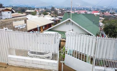 Leon Propiedades vende sitio con 4 casas, en Curacaví centro.