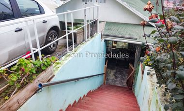 Leon Propiedades vende sitio con 4 casas, en Curacaví centro.