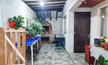 Leon Propiedades vende sitio con 4 casas, en Curacaví centro.