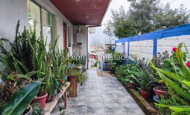 Leon Propiedades vende sitio con 4 casas, en Curacaví centro.