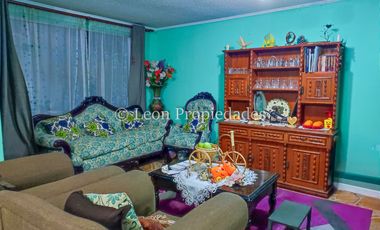 Leon Propiedades vende sitio con 4 casas, en Curacaví centro.